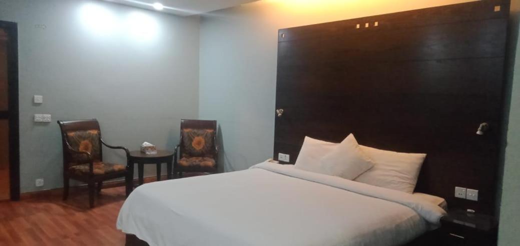 Hira Guest House Карачи Экстерьер фото